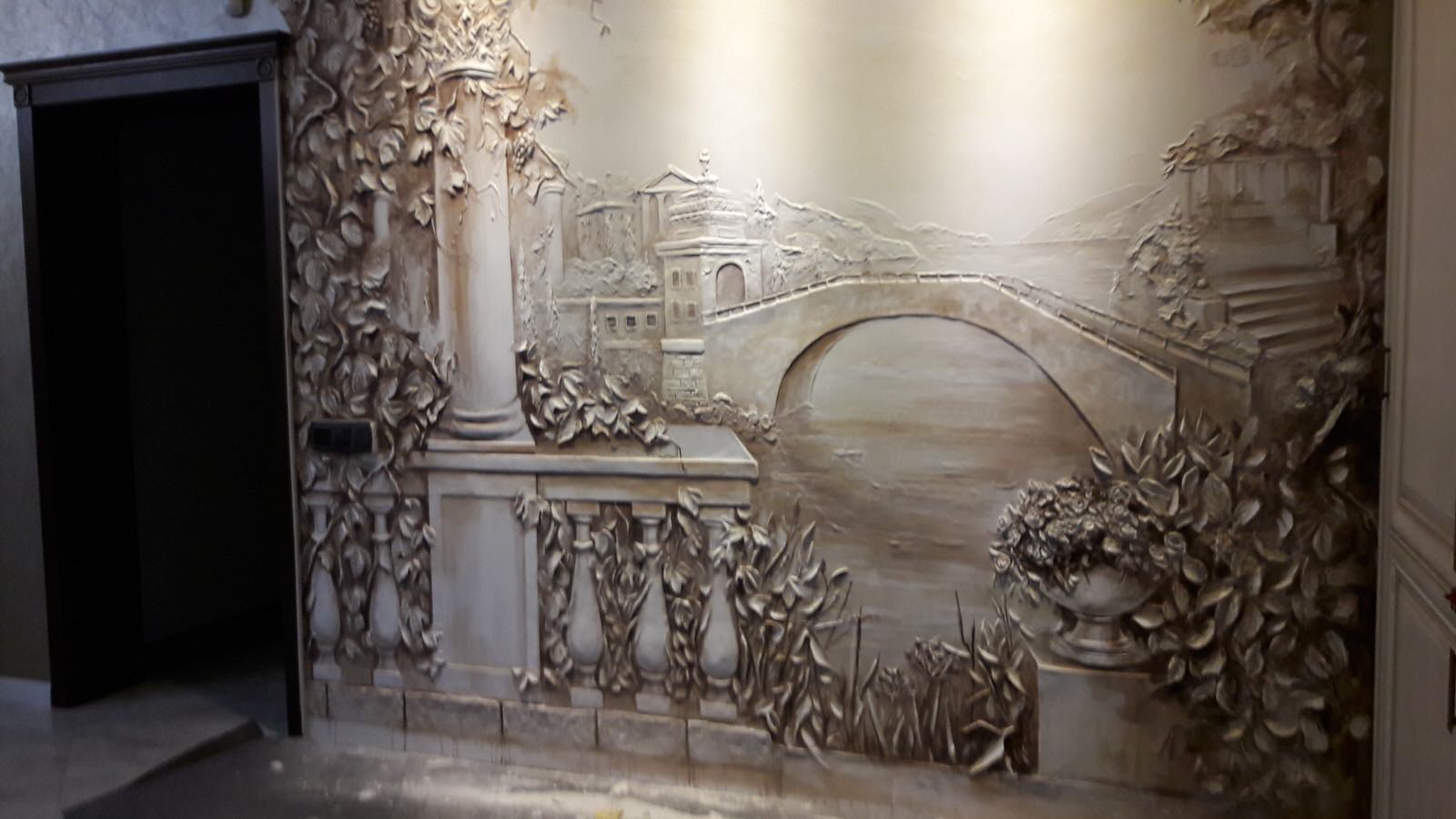 Цветной барельеф в кухне. Частный дом