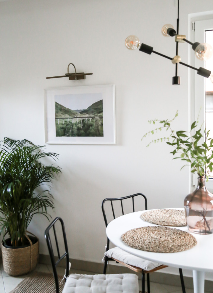 Aménagement d'une salle à manger scandinave de taille moyenne avec un mur blanc, un sol en carrelage de céramique et un sol beige.