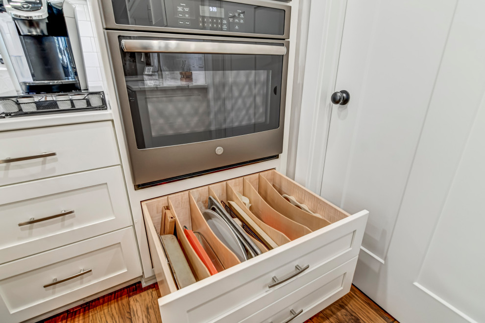 Kitchen - transitional kitchen idea in Chicago