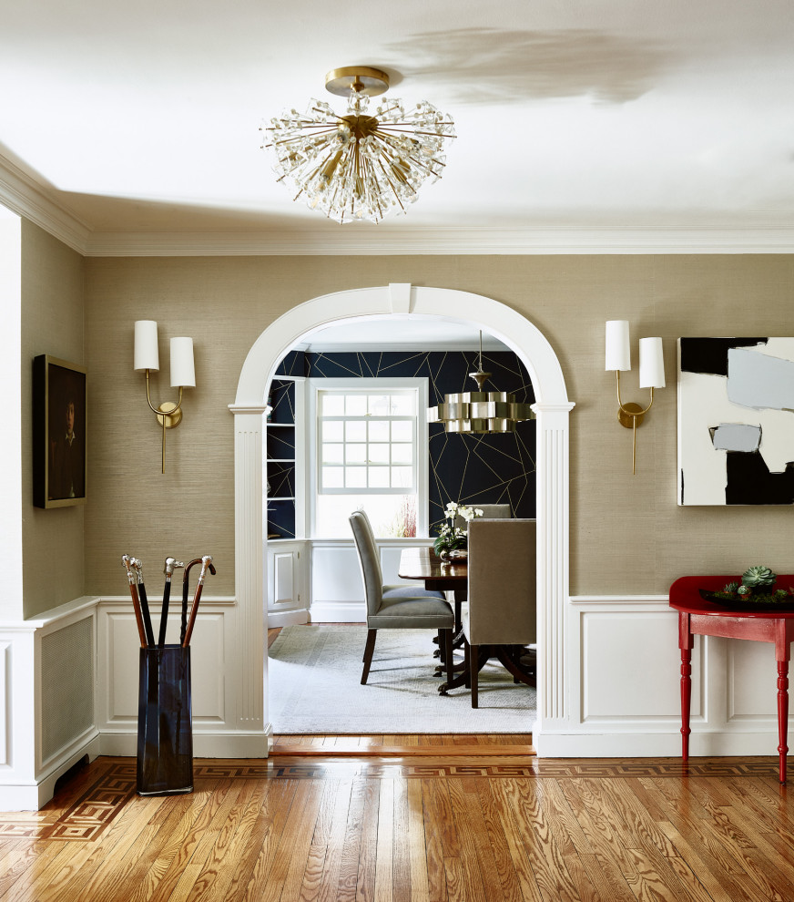 Mittelgroßes Klassisches Foyer mit beiger Wandfarbe, braunem Holzboden, braunem Boden und Tapetenwänden in Boston