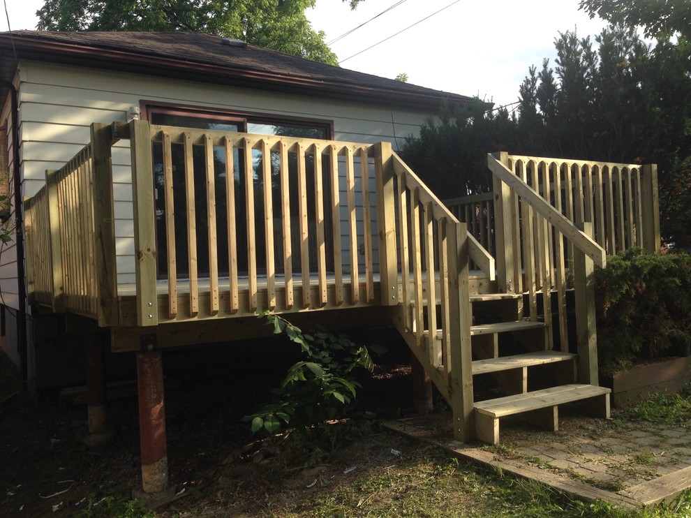 Small elegant backyard deck photo with no cover