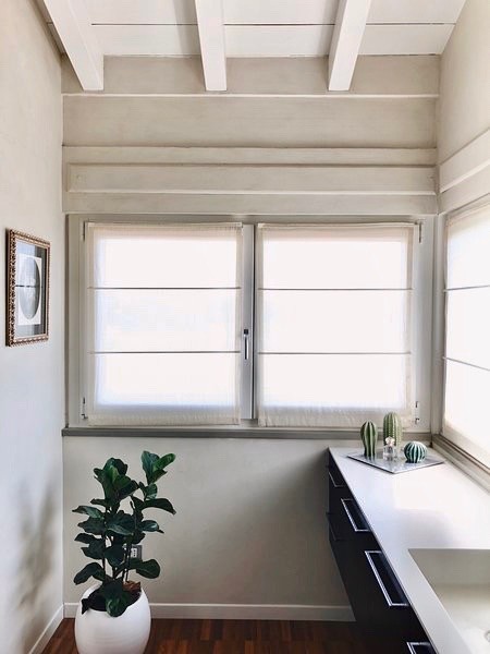 Immagine di un bagno di servizio contemporaneo