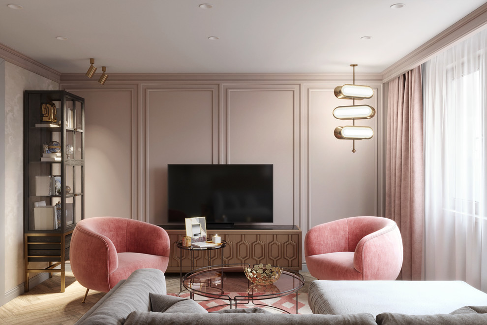 На фото: открытая, объединенная гостиная комната среднего размера в стиле неоклассика (современная классика) с розовыми стенами, отдельно стоящим телевизором и бежевым полом