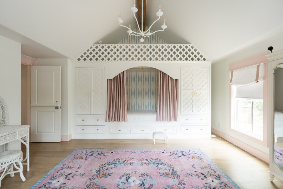 Ejemplo de dormitorio infantil de 4 a 10 años y abovedado tradicional grande con paredes blancas y suelo de madera clara