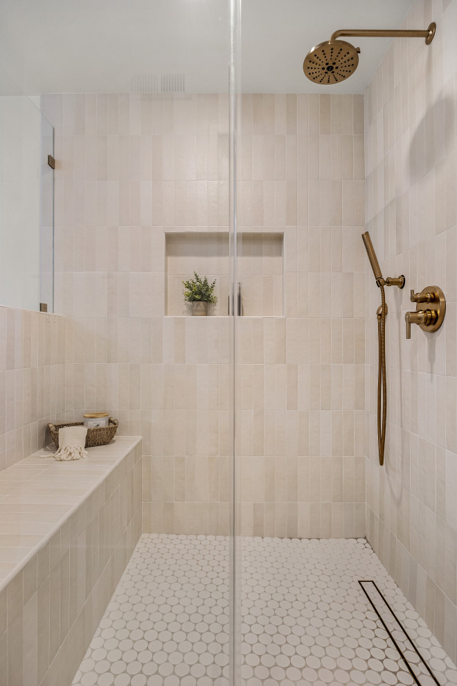 Ispirazione per una stanza da bagno stile marinaro con piastrelle beige, piastrelle in ceramica, pareti bianche, pavimento in gres porcellanato, pavimento beige e toilette