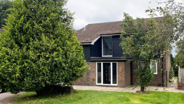 Extension over Garage and Facade Changes Chichester moderne-hus-og-facade