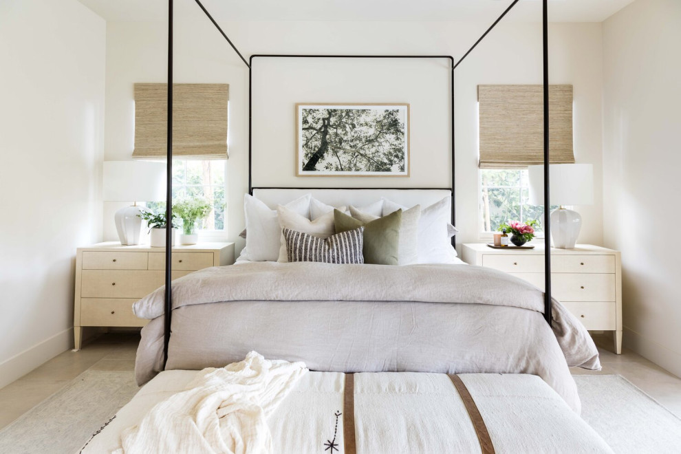 Пример оригинального дизайна: спальня в морском стиле с белыми стенами и серым полом