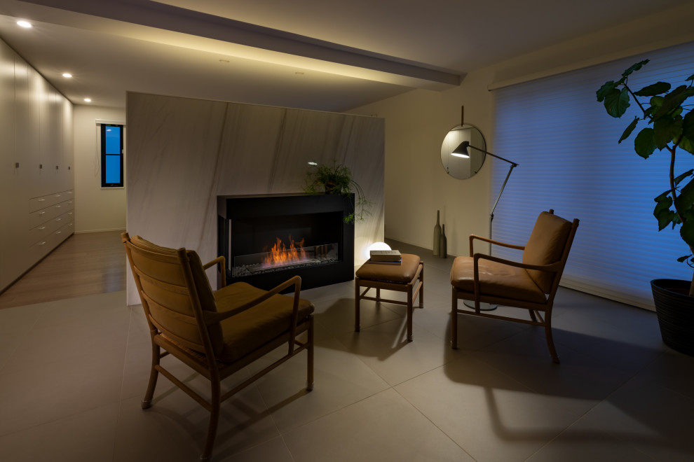 Стильный дизайн: гостиная комната в скандинавском стиле с белыми стенами, полом из керамической плитки, стандартным камином, серым полом, потолком с обоями и обоями на стенах - последний тренд
