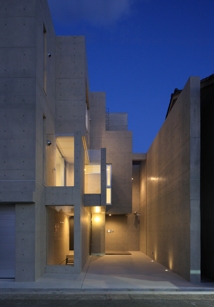 This is an example of a contemporary concrete grey exterior in Nagoya with a flat roof.