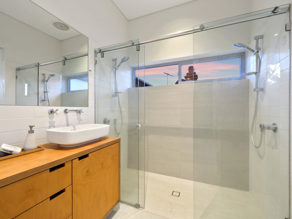 This is an example of a midcentury bathroom in Perth.