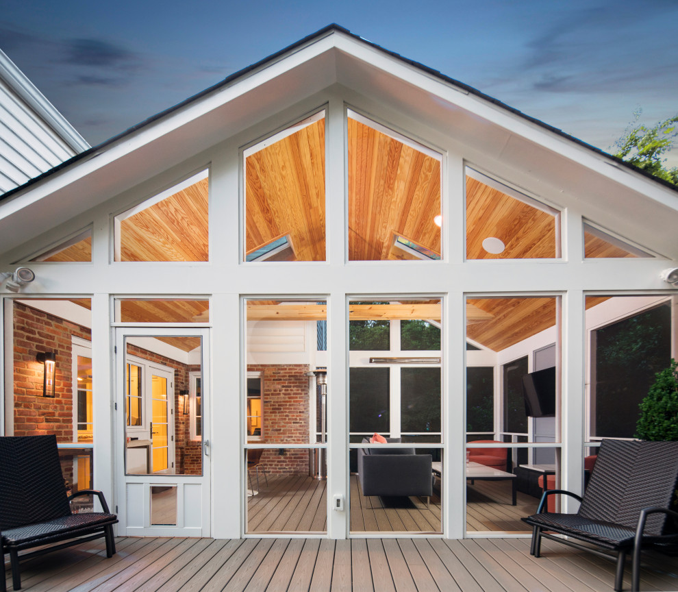 Idee per un portico design dietro casa con pedane, un tetto a sbalzo, parapetto in legno e un portico chiuso