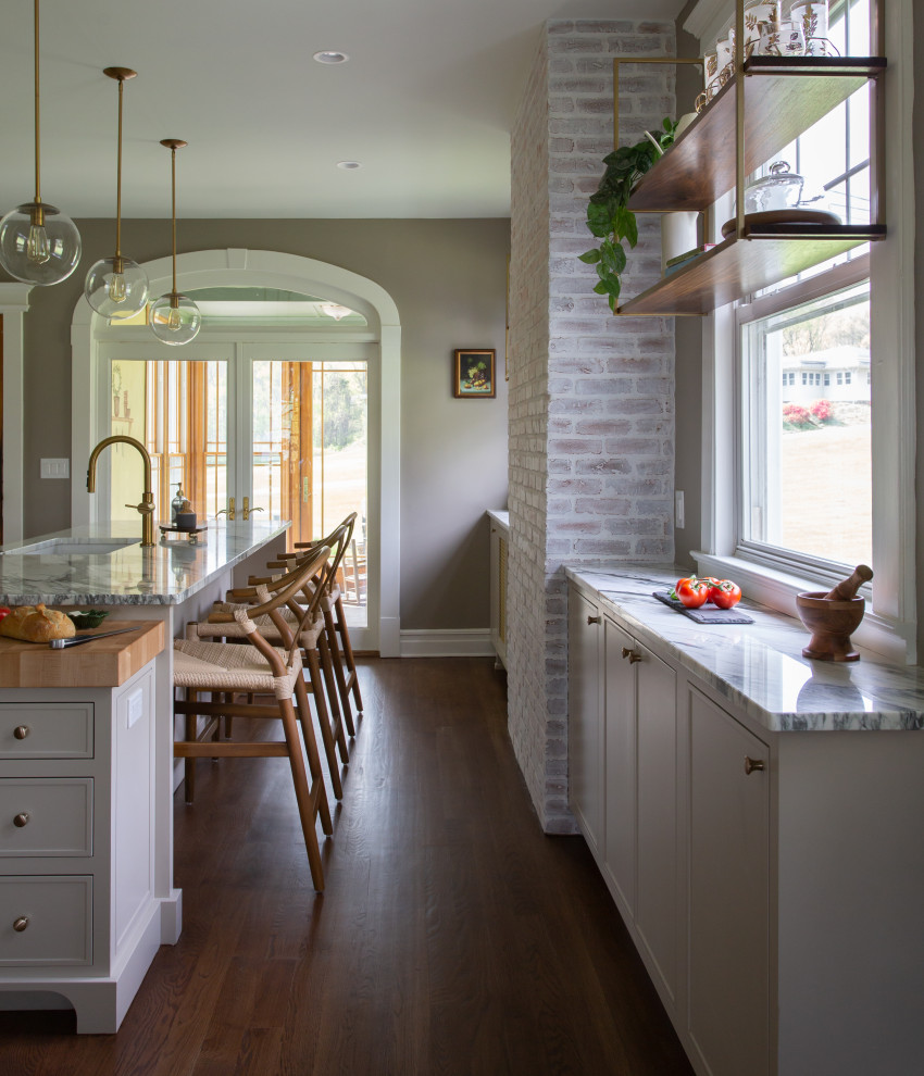 Exempel på ett avskilt, stort klassiskt flerfärgad flerfärgat parallellkök, med en undermonterad diskho, skåp i shakerstil, beige skåp, marmorbänkskiva, flerfärgad stänkskydd, stänkskydd i marmor, integrerade vitvaror, mellanmörkt trägolv, en köksö och brunt golv