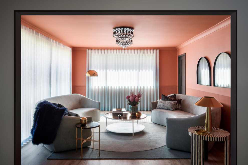 Стильный дизайн: парадная, изолированная гостиная комната среднего размера в современном стиле с оранжевыми стенами, светлым паркетным полом, серым полом и панелями на стенах без камина, телевизора - последний тренд