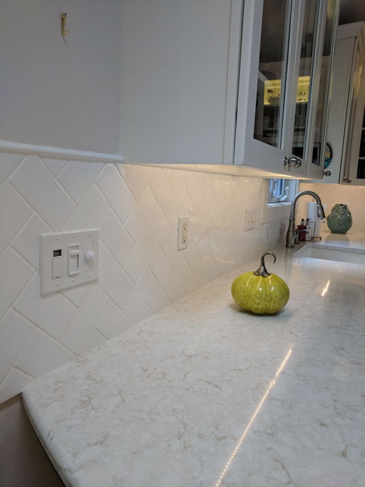 Transitional kitchen photo in Bridgeport with quartz countertops