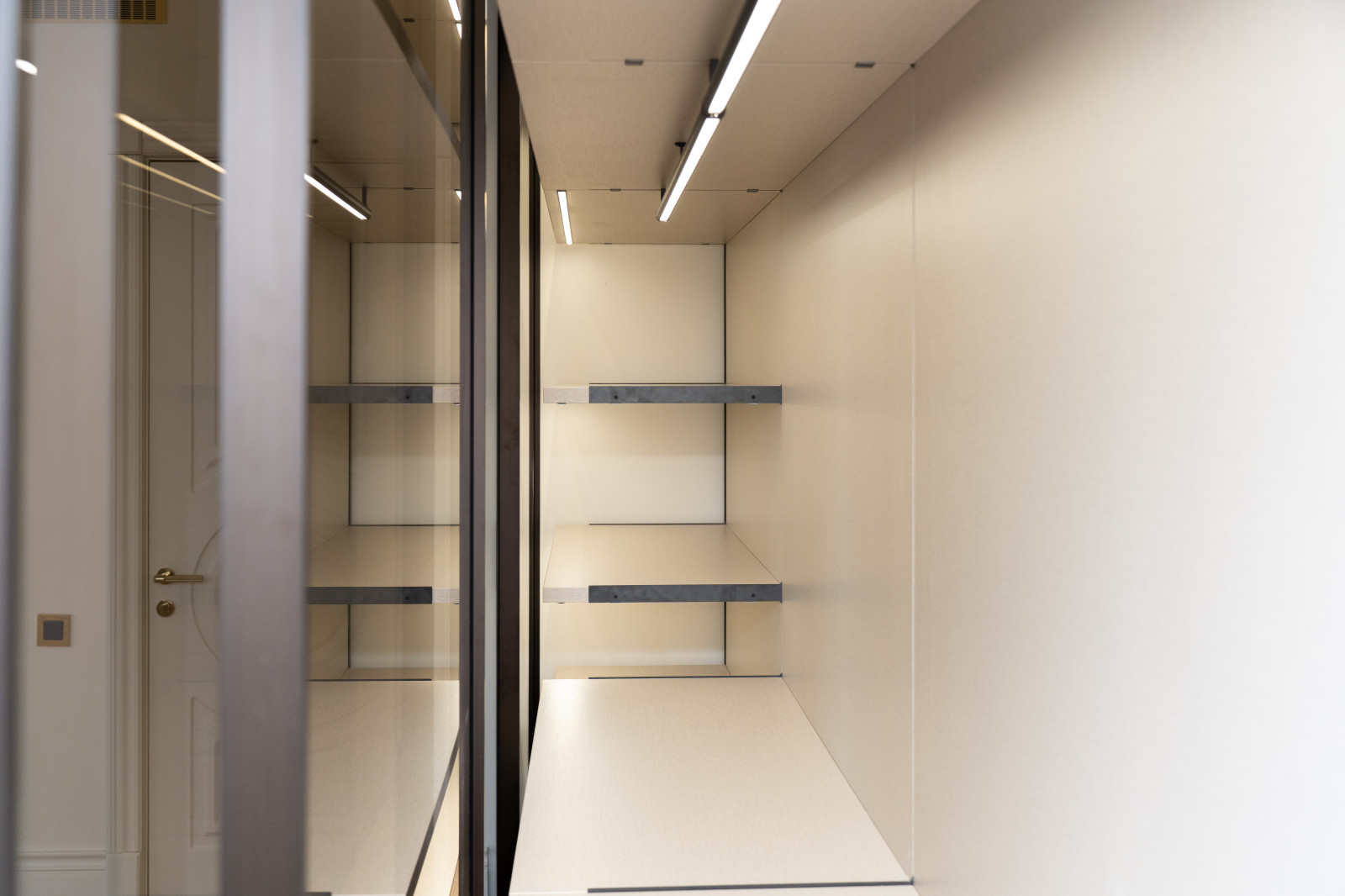 Воздушная гардеробная APPERIA для сталинки в центре Москвы