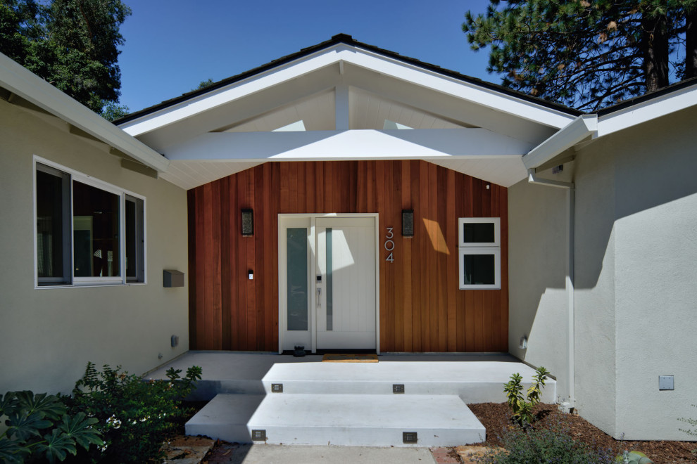Mittelgroßes, Einstöckiges Modernes Einfamilienhaus mit Putzfassade, grauer Fassadenfarbe, Satteldach, Misch-Dachdeckung und schwarzem Dach in San Francisco