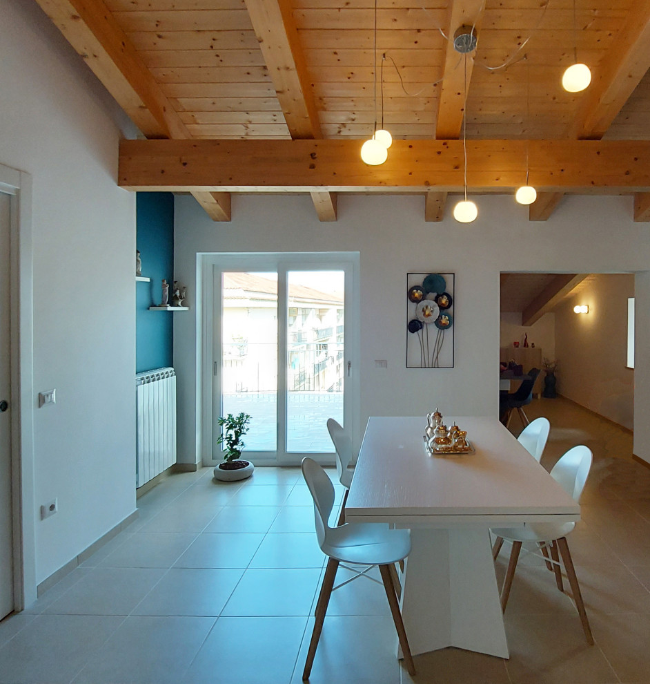 Immagine di una sala da pranzo design di medie dimensioni con pareti blu, pavimento in gres porcellanato, pavimento bianco e soffitto in legno