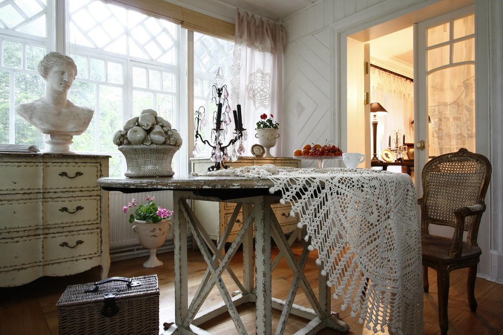 This is an example of a traditional dining room in Moscow.