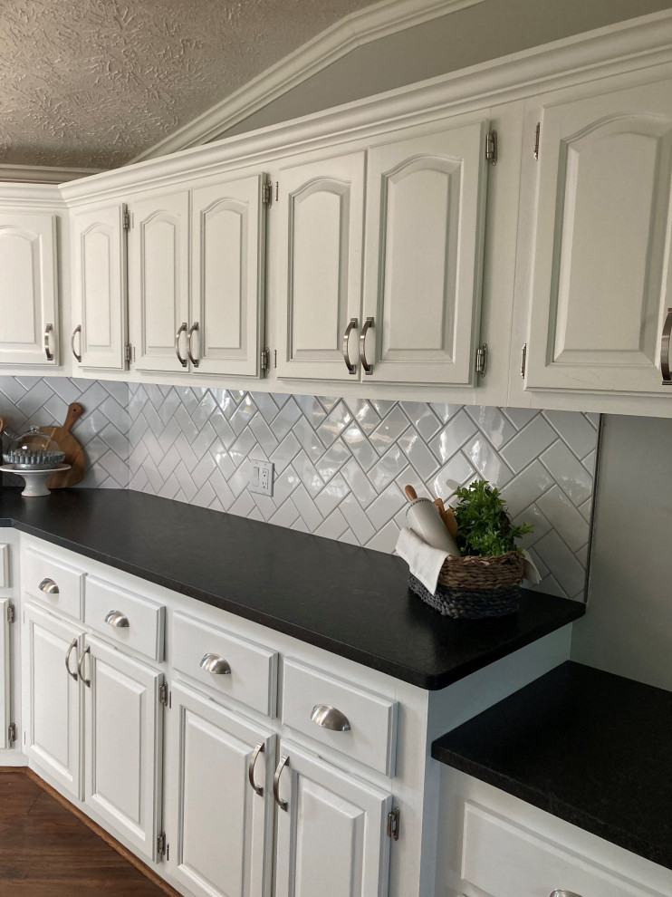 Kitchen - kitchen idea with white backsplash and ceramic backsplash