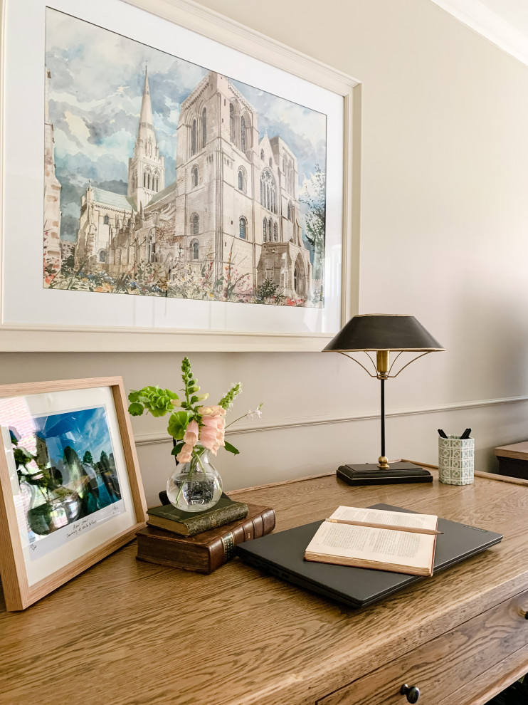 Kleines, Offenes Klassisches Wohnzimmer mit brauner Wandfarbe, braunem Holzboden, freistehendem TV und Wandpaneelen in Kent