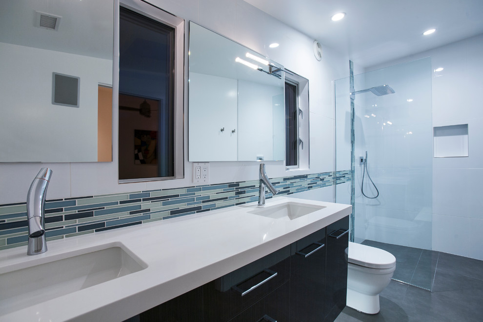 Large midcentury 3/4 bathroom in Other with an undermount sink, flat-panel cabinets, grey cabinets, engineered quartz benchtops, a curbless shower, a one-piece toilet, white tile, glass tile, white walls and porcelain floors.