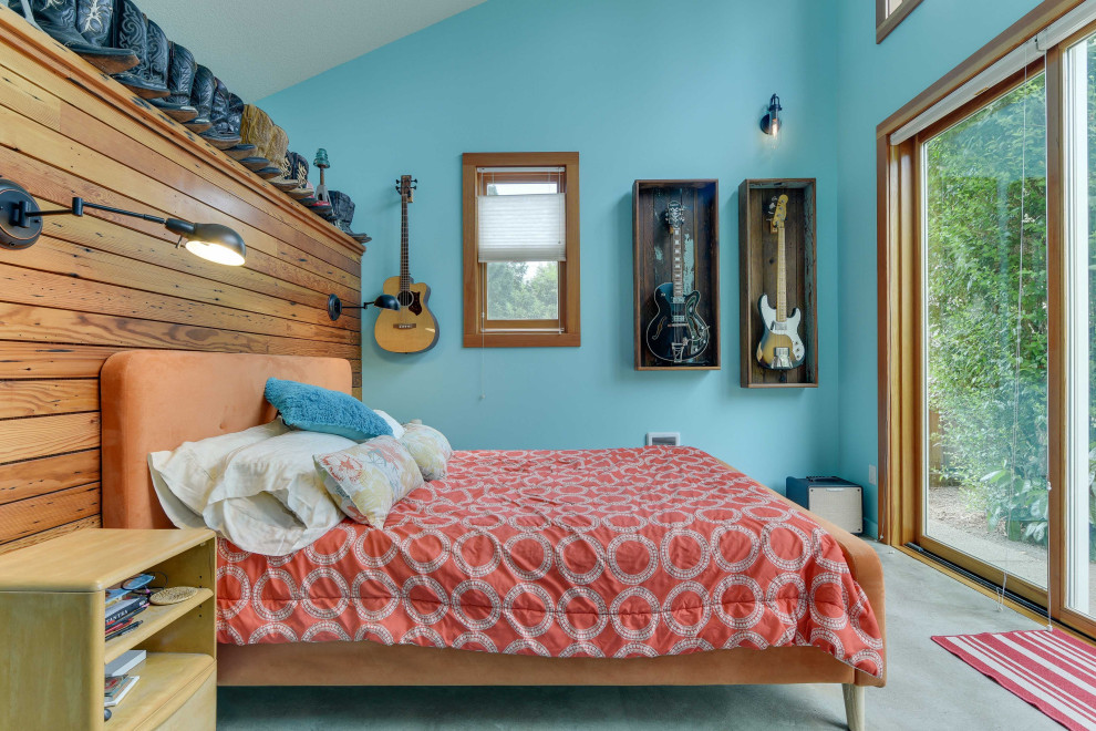 На фото: хозяйская спальня среднего размера в стиле фьюжн с синими стенами, бетонным полом, серым полом и сводчатым потолком