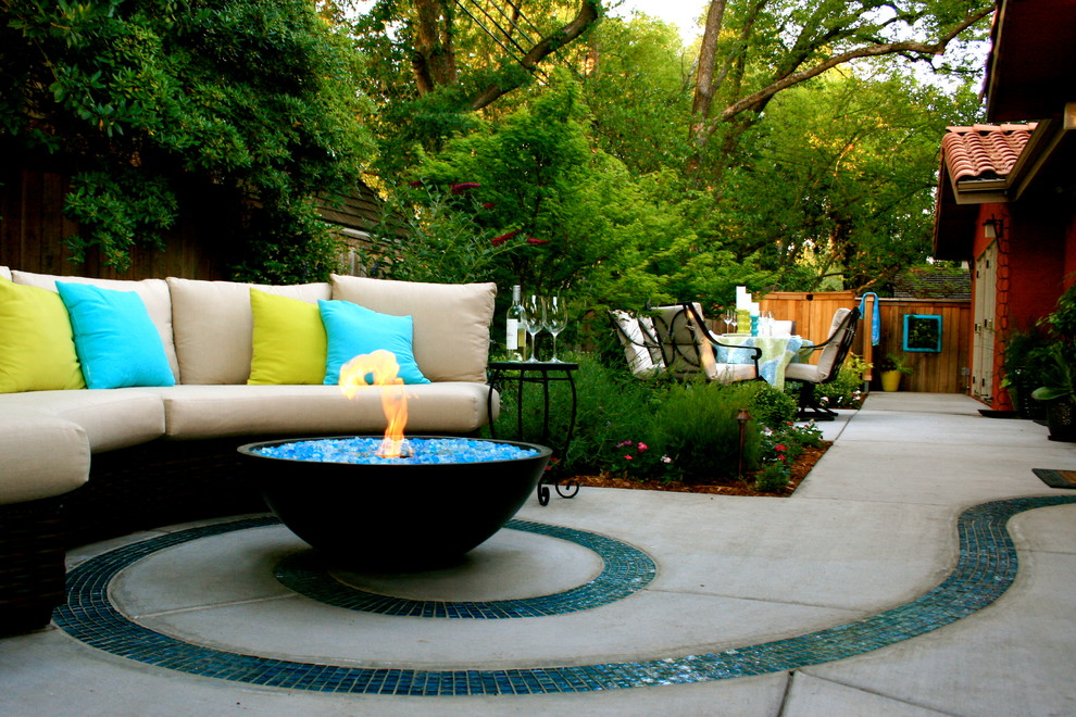 Design ideas for a contemporary backyard garden in Sacramento with a fire feature.