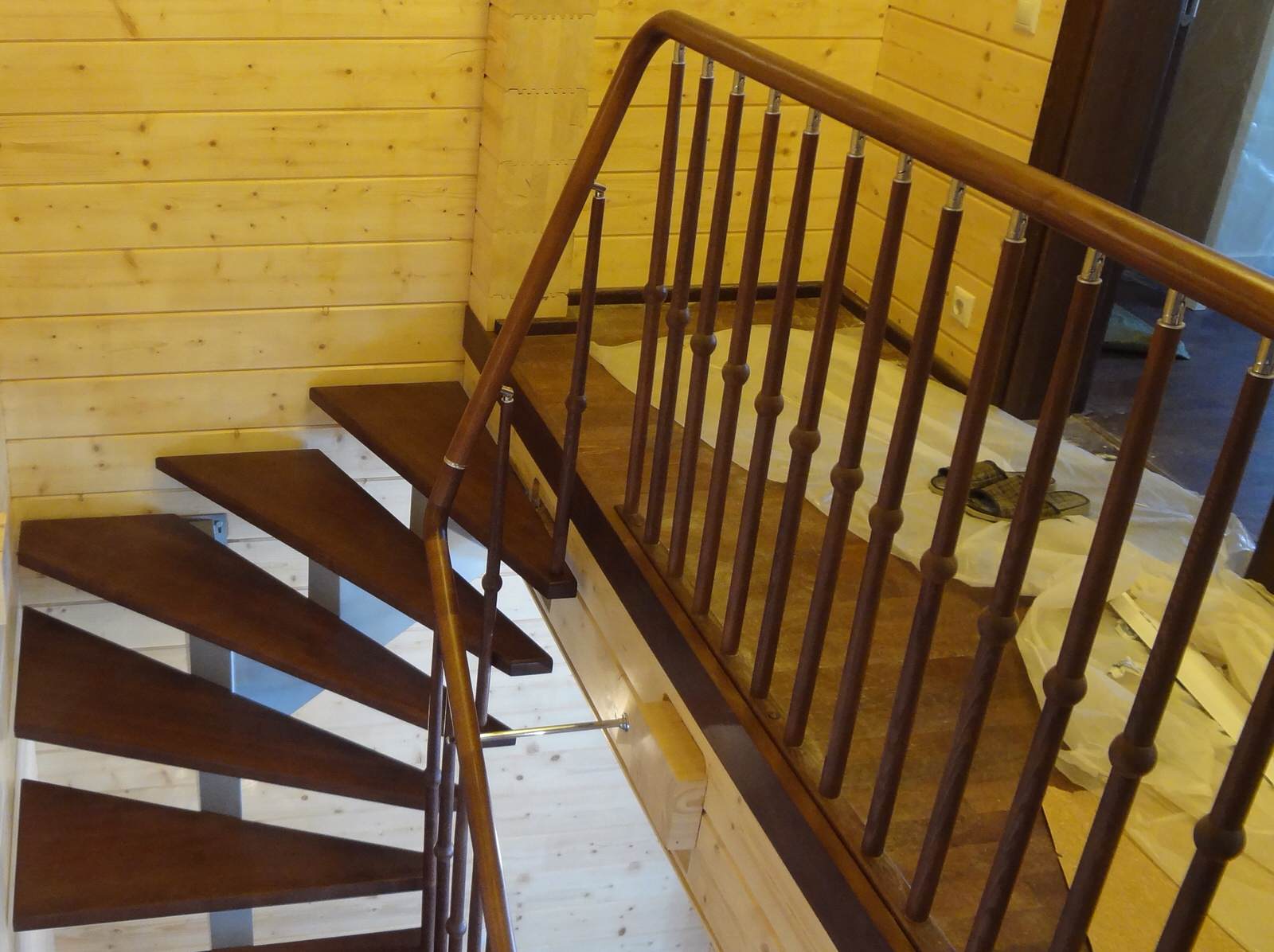 Лестница на второй этаж из дерева ясень. Самара пос. Малая царевщина.