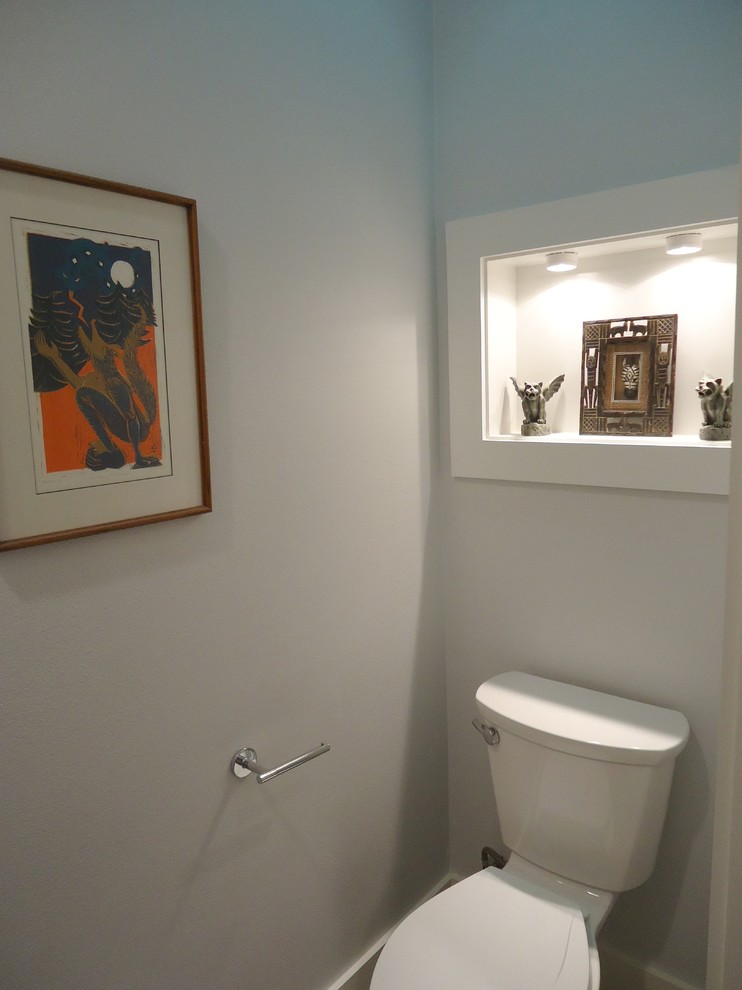 Exemple d'un petit WC et toilettes moderne avec une vasque, un placard sans porte, un plan de toilette en surface solide, WC séparés et un mur blanc.