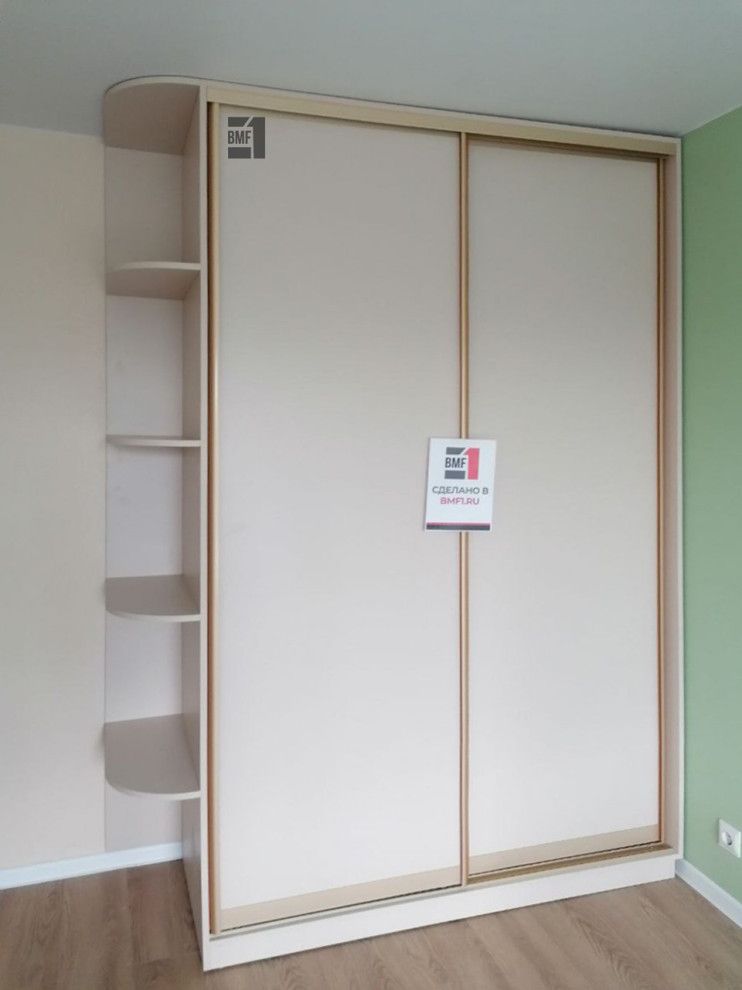 Шкаф с встроенной гладильной доской