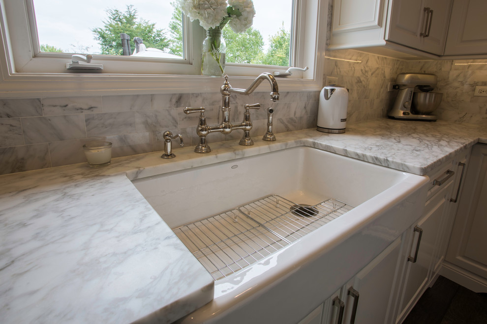Mid-sized transitional u-shaped dark wood floor eat-in kitchen photo in Chicago with white cabinets, multicolored backsplash, stainless steel appliances and an island