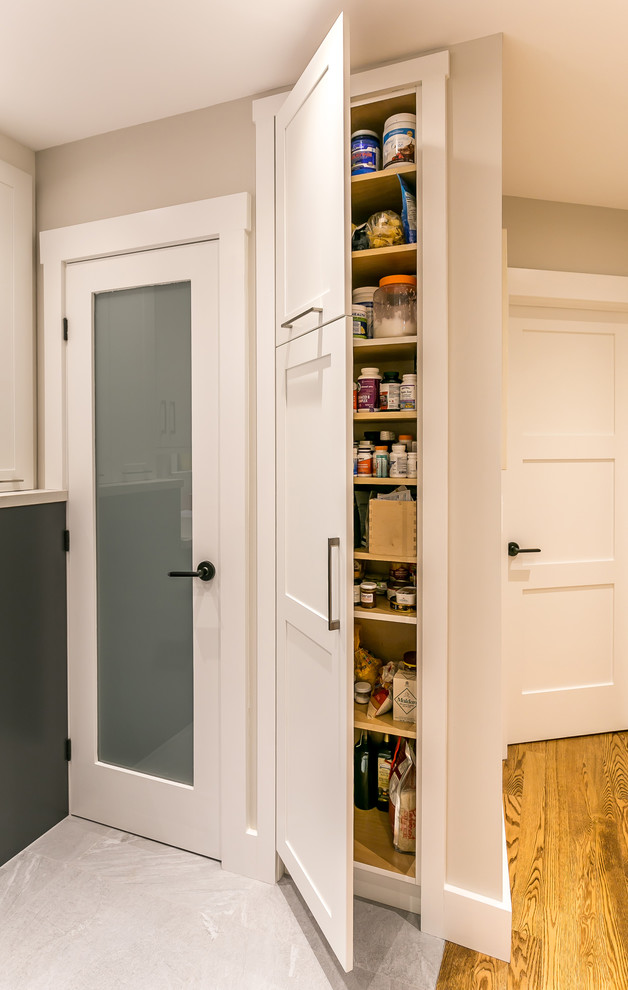 Kitchen - transitional kitchen idea in Toronto
