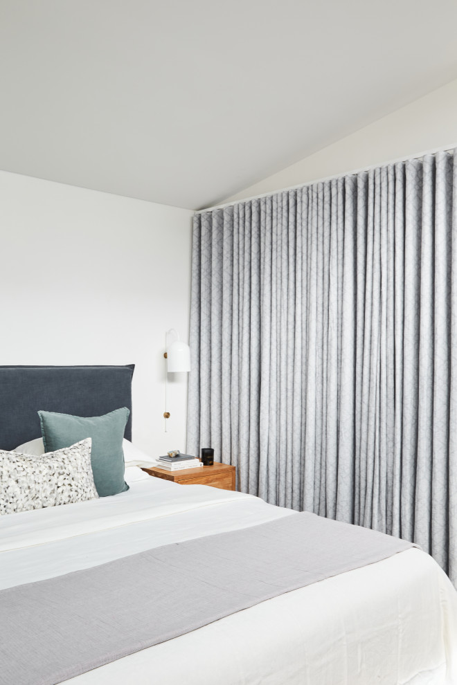 Aménagement d'une petite chambre avec moquette contemporaine avec un sol gris.