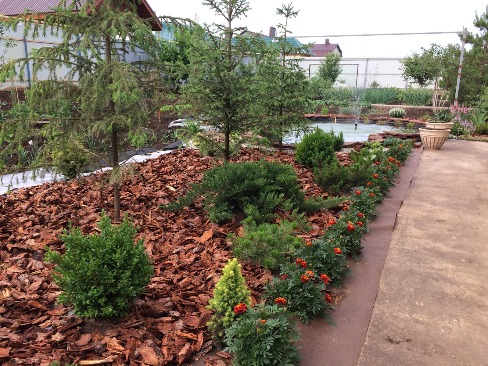 Садовый пруд с мостиком