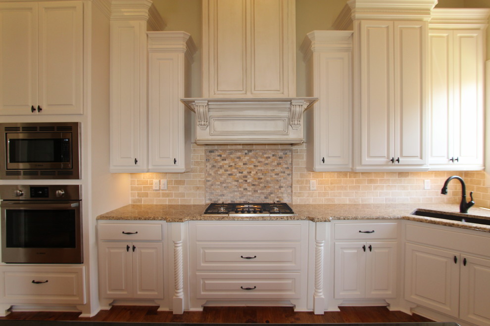 Kitchen - large kitchen idea in Jackson