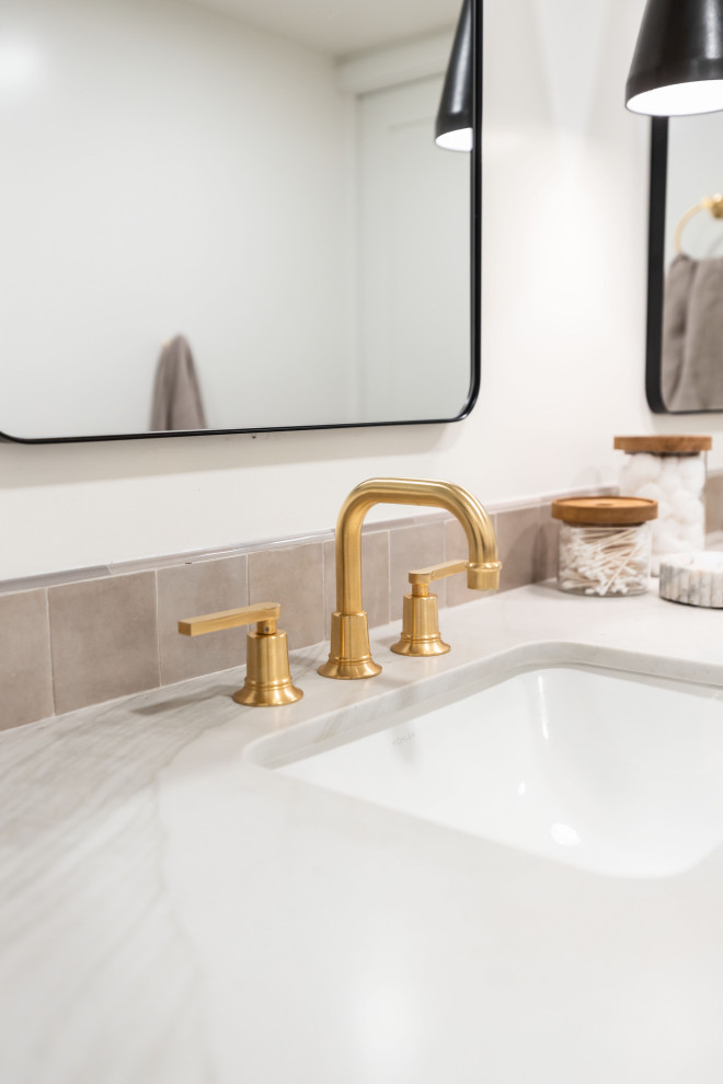 Example of a transitional bathroom design in Phoenix