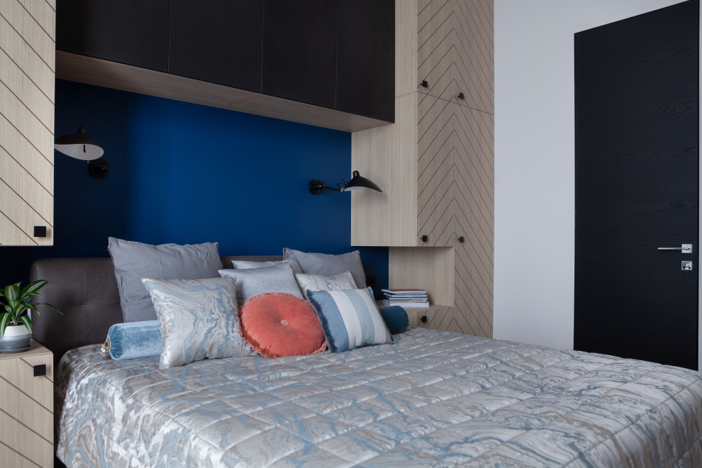 Diseño de dormitorio principal contemporáneo grande con paredes negras, suelo de madera en tonos medios, suelo gris y panelado
