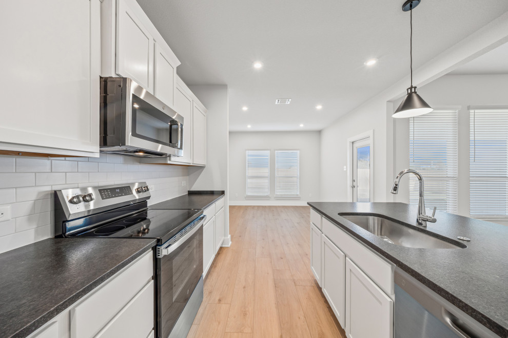 Kitchen - transitional kitchen idea in Austin