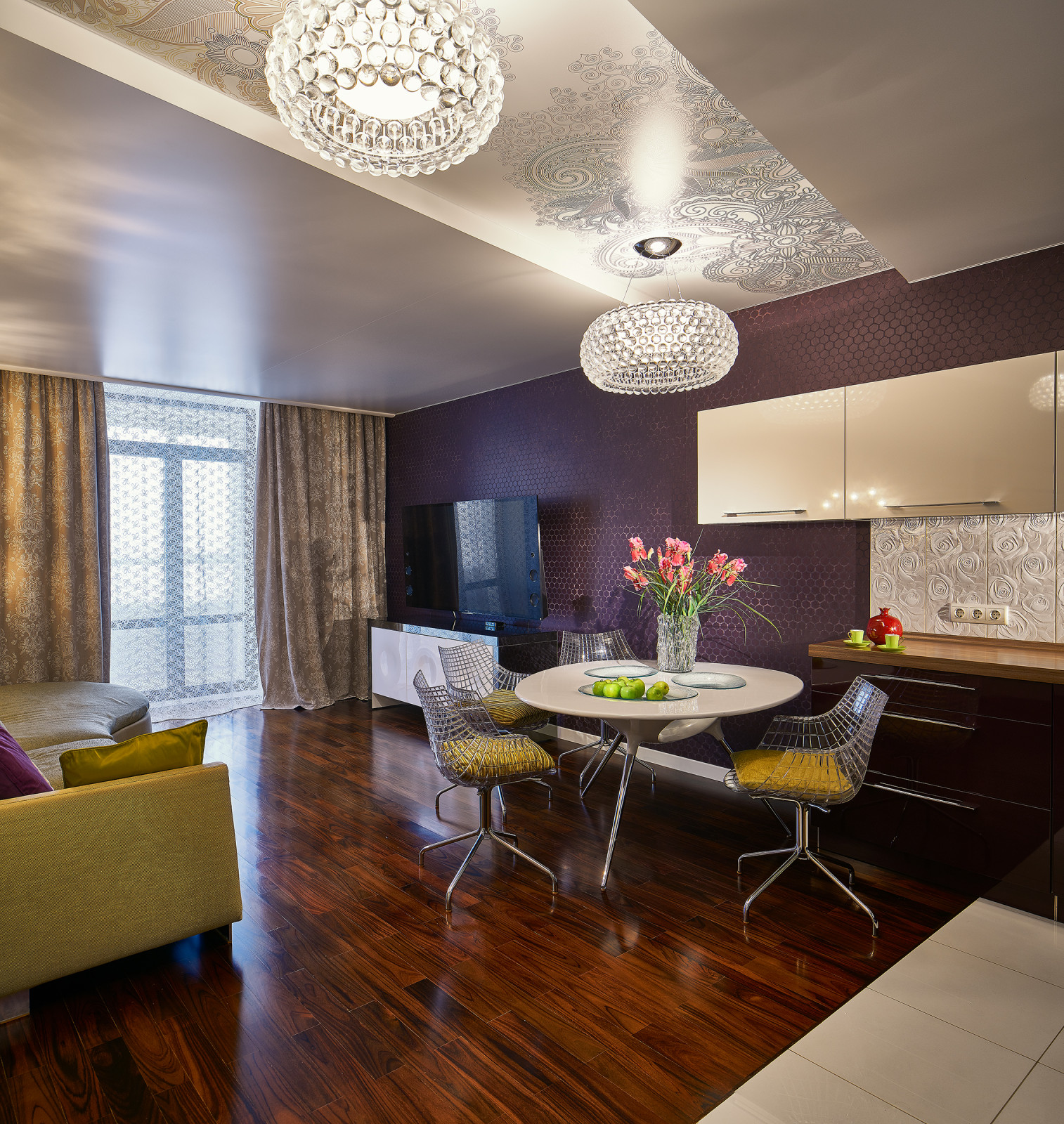 Квартира с восточными принтами на потолках