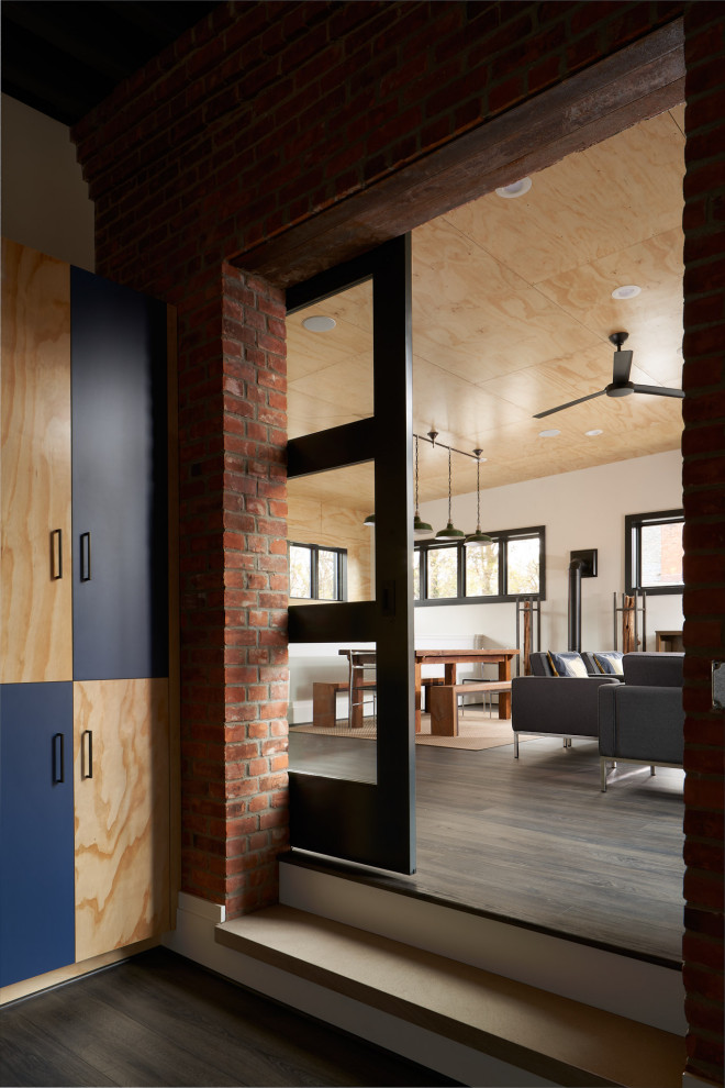 Стильный дизайн: гостиная комната в стиле лофт с белыми стенами, полом из винила, печью-буржуйкой, серым полом, деревянным потолком и деревянными стенами - последний тренд