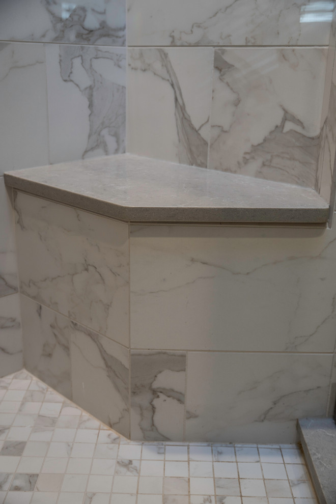 Exempel på ett mellanstort klassiskt en-suite badrum, med beige kakel, beiget golv och dusch med gångjärnsdörr