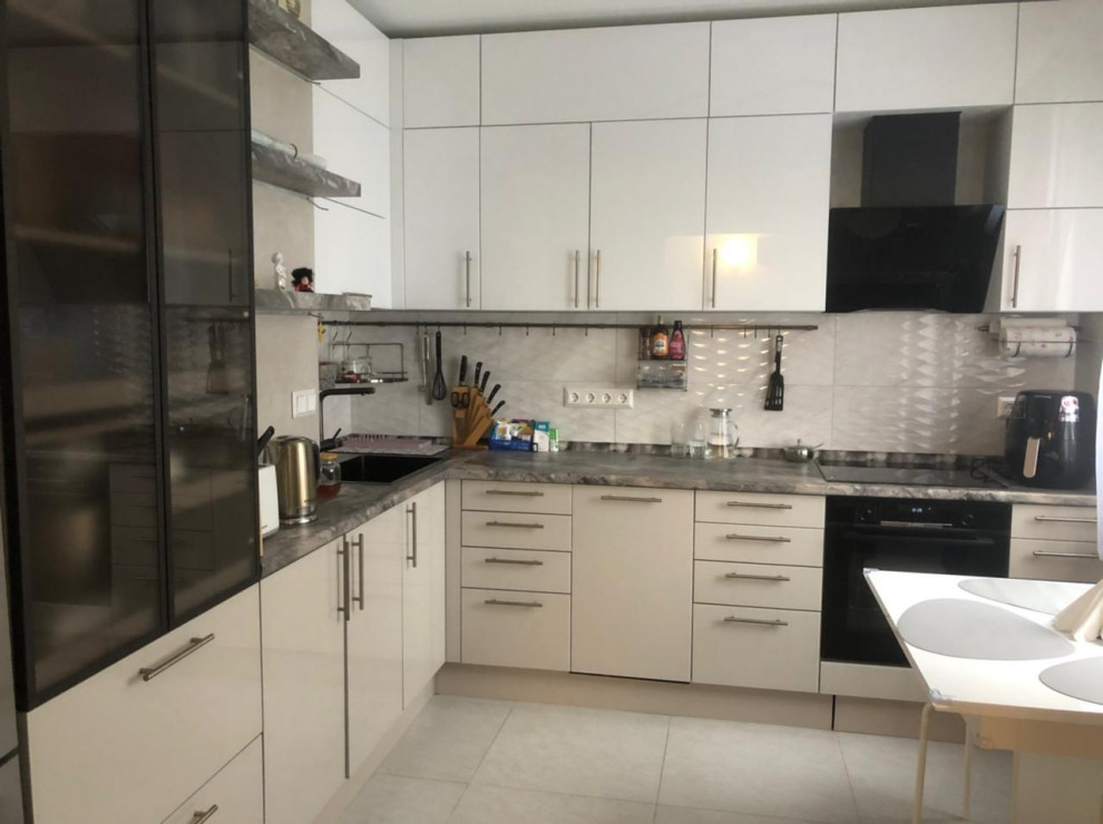 Угловая кухня в светлых тонах с тонированным стеклом