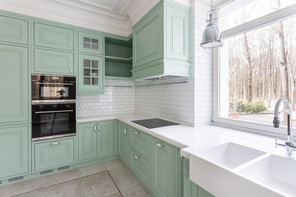 Зеленая кухня в загородном доме