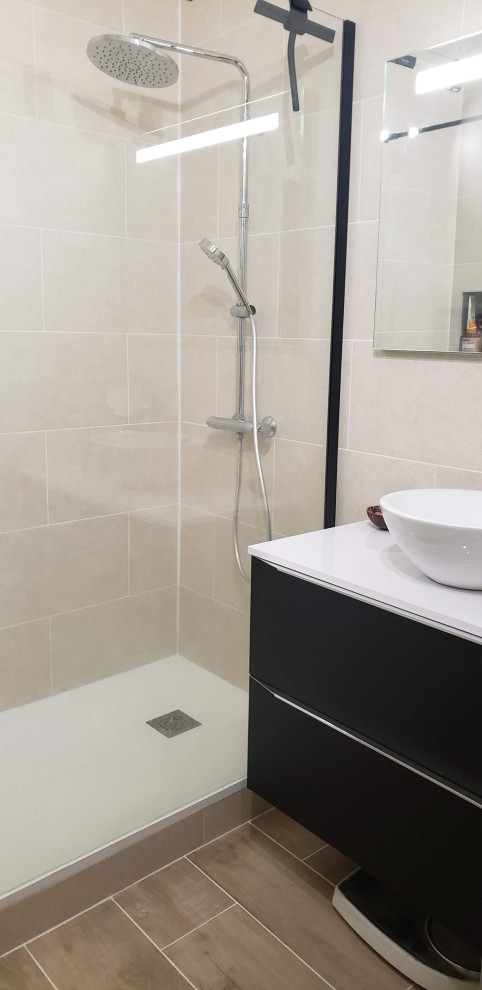 Aménagement d'une salle de bain contemporaine.