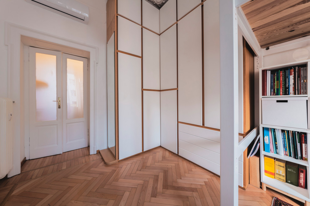Idéer för ett stort skandinaviskt könsneutralt tonårsrum kombinerat med sovrum, med flerfärgade väggar, ljust trägolv och beiget golv