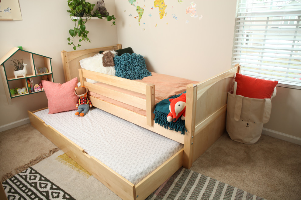 Eklektisk inredning av ett litet könsneutralt småbarnsrum kombinerat med sovrum, med gröna väggar