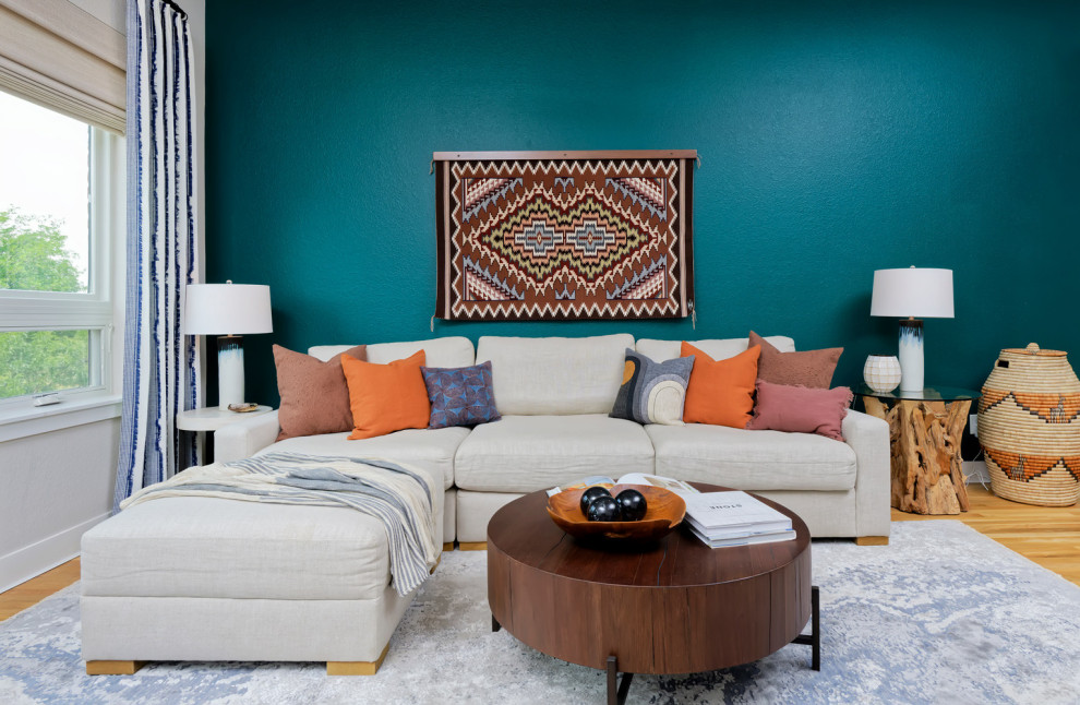 Mittelgroßes, Fernseherloses, Offenes Modernes Wohnzimmer ohne Kamin mit braunem Holzboden in Santa Barbara