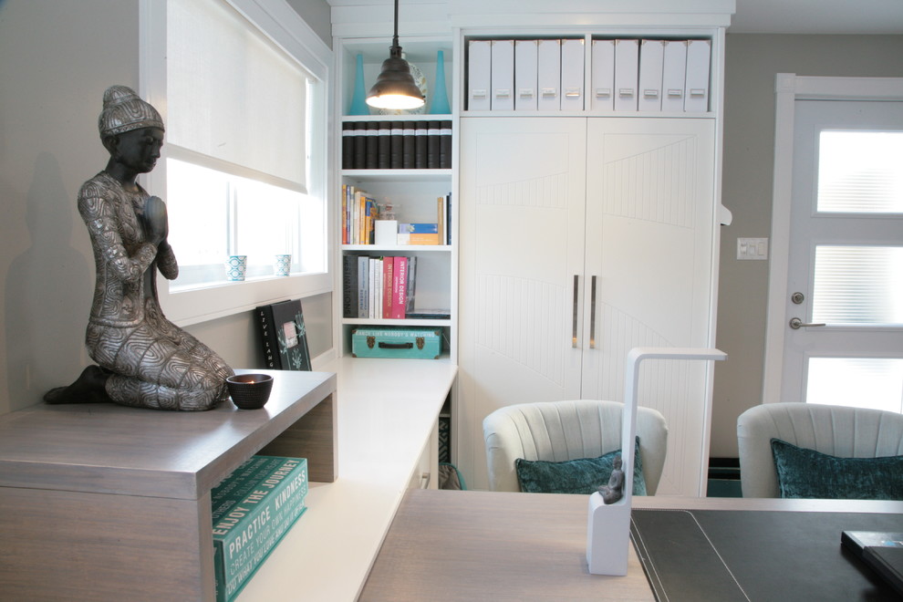Inspiration för stora moderna hemmastudior, med grå väggar, ett inbyggt skrivbord, vinylgolv och grått golv