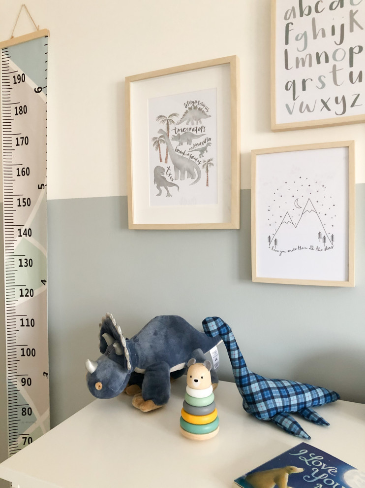 Ispirazione per una piccola cameretta per neonato moderna con pareti blu, moquette e pavimento beige