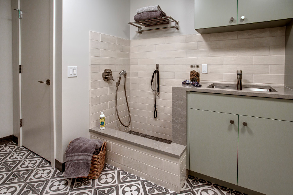 Idéer för att renovera en vintage grå grått tvättstuga, med en allbänk, släta luckor, gröna skåp, bänkskiva i kvarts, vitt stänkskydd, stänkskydd i keramik, vita väggar, klinkergolv i porslin, en tvättpelare och flerfärgat golv
